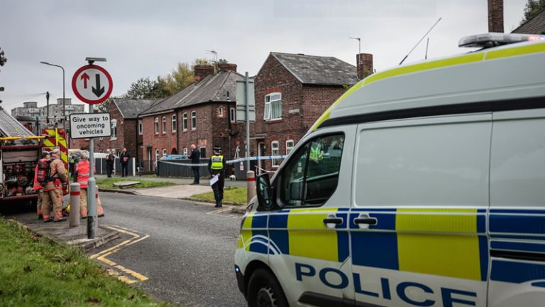 Salford’ta 40 Yaşındaki Kadın ve 8 Yaşındaki Kız Çocuğu Ölü Bulundu