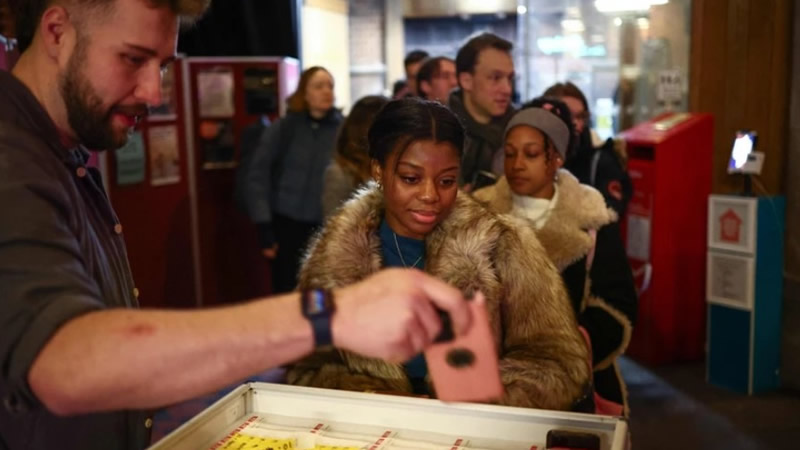 Londra’da Yeni Trend: Para Ödeyerek Telefonsuz Zaman Geçiriyorlar