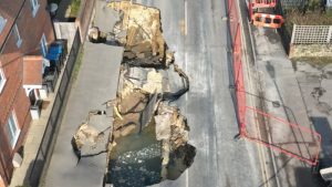 Surrey’de Dev Çöküntü Büyüyor: Bölge Halkı Tahliye Edildi