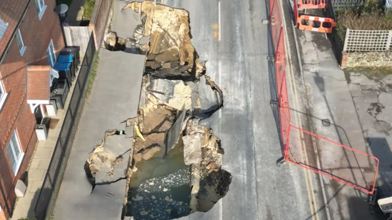 Surrey’de Dev Çöküntü Büyüyor: Bölge Halkı Tahliye Edildi