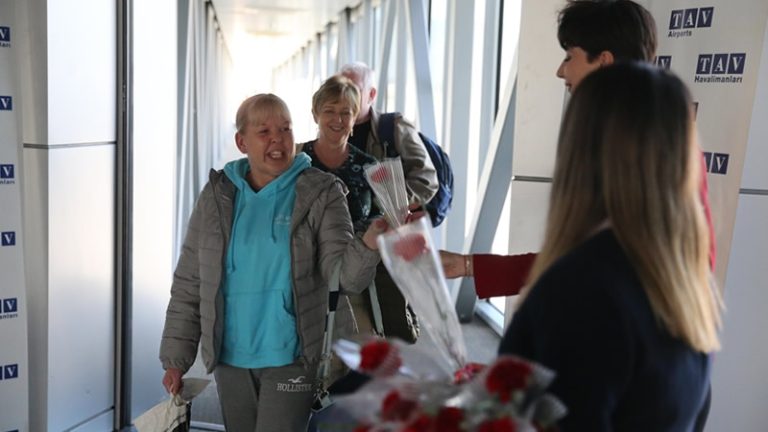 Bodrum’da Yaz Sezonu Başladı! İngiltere’den İlk Turist Kafilesi Türkiye’ye Ulaştı