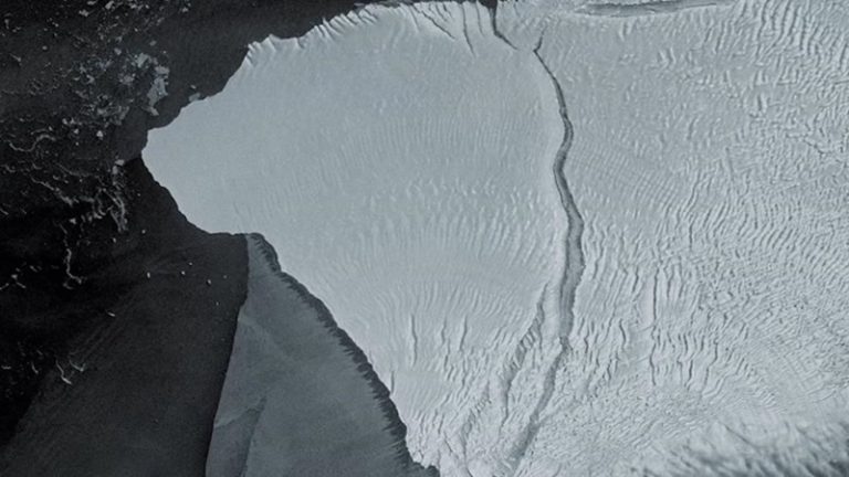 Dünyanın En Büyük Buzdağı İngiltere’ye Bağlı Adanın Yakınında Karaya Oturdu