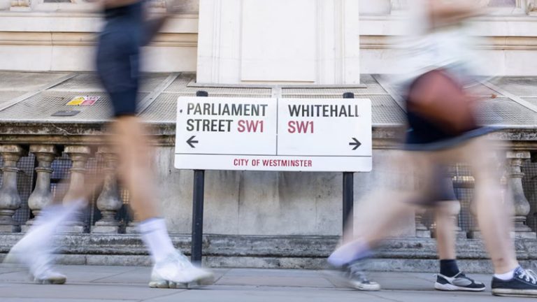 İngiltere’de Binlerce Kamu Çalışanı İşten Çıkarılacak