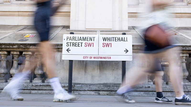 İngiltere’de Binlerce Kamu Çalışanı İşten Çıkarılacak