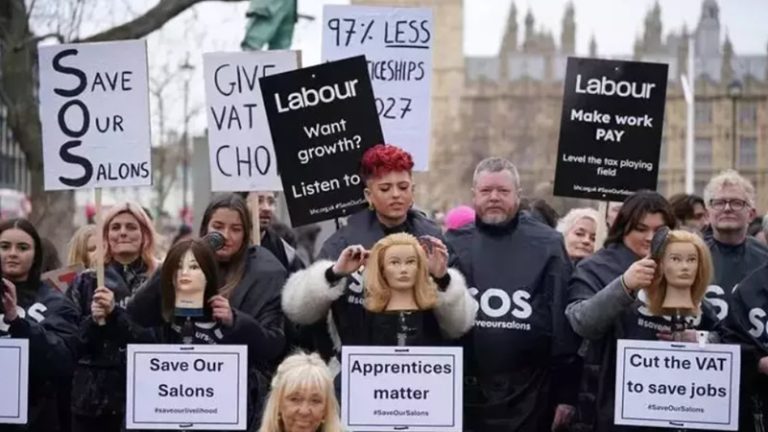 Londra’da Kuaför ve Berberlerden Vergi Protestosu