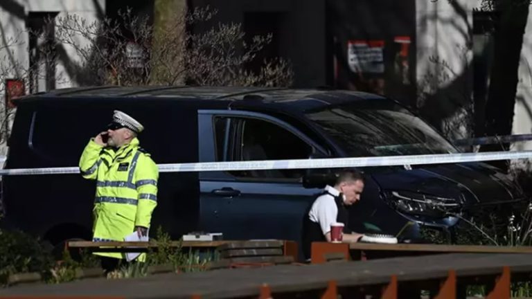 Londra’da Minibüs Kazası: 1 Ölü, 2 Yaralı