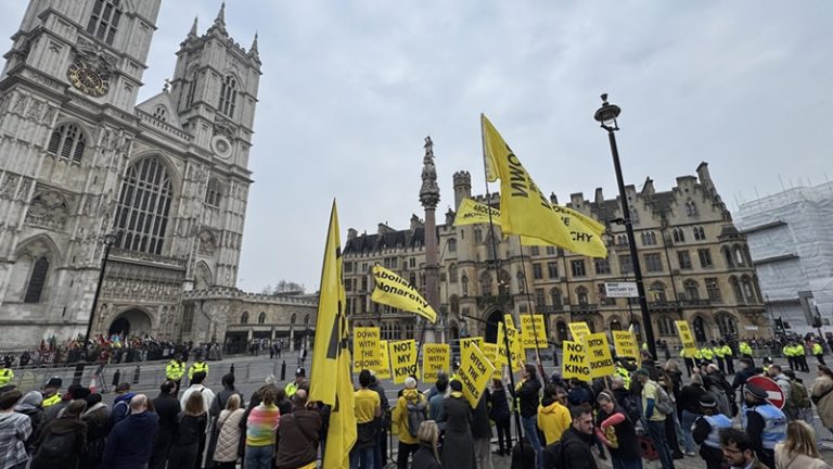 İngiltere’de Monarşi Karşıtları, İngiliz Milletler Topluluğu Günü’nde Kral Charles’ı Protesto Etti