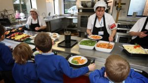 İngiltere’de 500 Bin Çocuğa Daha Ücretsiz Okul Yemeği Hakkı Geliyor