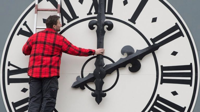 İngiltere’de Yaz Saati Uygulaması Sona Eriyor