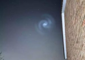 İngiltere’de Gökyüzünde Beliren Gizemli Spiralin Sebebi Ortaya Çıktı