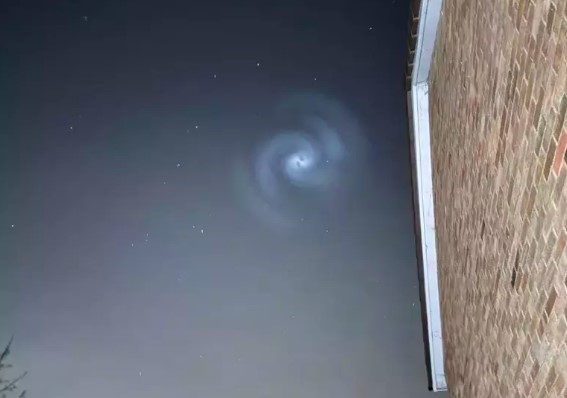 İngiltere’de Gökyüzünde Beliren Gizemli Spiralin Sebebi Ortaya Çıktı