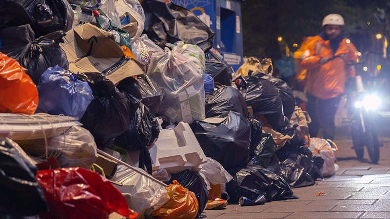 Birmingham’da Çöp Krizi Sürüyor: 17 Bin Ton Atık Sokakları Doldurdu