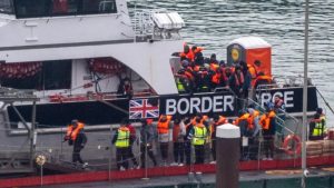 İngiltere Fransa’ya Sınır Dışı Edeceği Sığınmacıları Geri Gönderme Merkezlerine Yerleştirdi