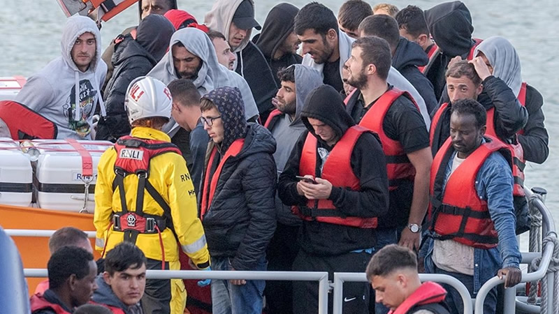 İngiltere’de Sığınmacı Çocuklara Ağız İçi SIM Kart Araması Tartışma Yarattı