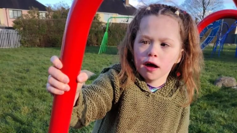 Kalbi Göğsünün Dışında Doğan Kız Çocuğu, Başarılı Ameliyatla Hayata Tutundu