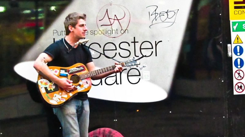 Leicester Meydanı’nda Sokak Sanatçılarına Yasak Geldi