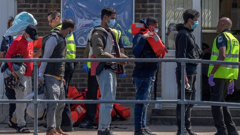 İngiltere, Göçmenlerin Yaşını Belirlemek İçin Yapay Zeka Kullanacak