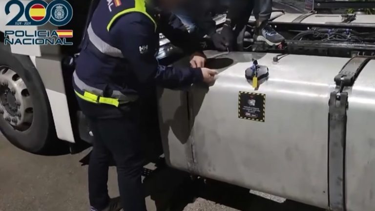 İspanya’dan İngiltere’ye Gelen Kamyonda 50 Kilodan Fazla Kokain Yakalandı