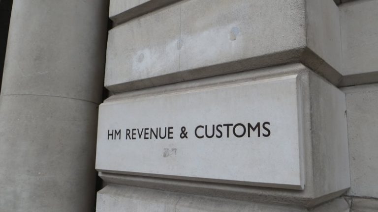 HMRC, Hatalı Kesildiği Belirtilen 23.500 Çocuk Yardımı Ödemesini Yeniden İnceliyor