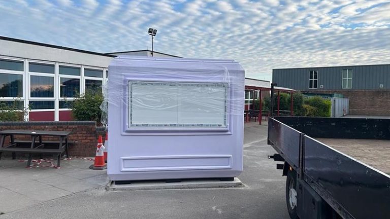 Karmod’un Kiosk Kabini Manchester’da Okul Kantini Oldu