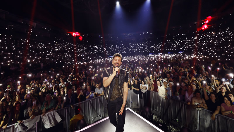 Tarkan Londra’daki Müzikseverlere Unutulmaz Bir Gece Yaşattı