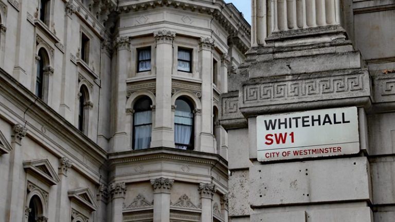 İngiltere Üst Düzey Memurları Eğitmek için Yeni “Devlet Okulu” Kuruyor