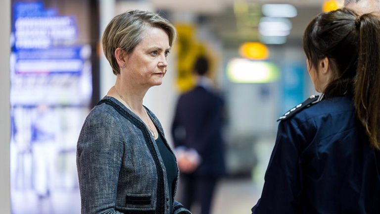 İngiltere’de Bakımevlerine Yurtdışından Personel Alımı Yasağı Geliyor