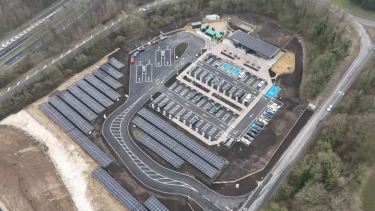 İngiltere’nin En Büyük Elektrikli Araç Şarj İstasyonu Winchester’da Açıldı