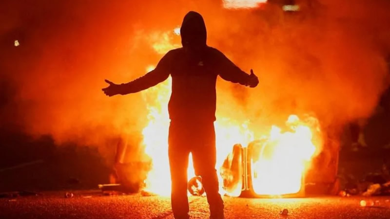 Kuzey İrlanda Üçüncü Gecede de Şiddetle Sarsıldı: Eğlence Merkezi Ateşe Verildi