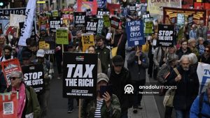 Londra’da Binlerce Kişi “Savaşa Değil Refaha Bütçe” Talebiyle Sokağa Çıktı