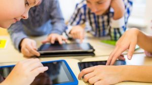 İngiltere Hükümeti, Çocukların Sosyal Medya Kullanımını Kısıtlamaya Hazırlanıyor