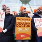 İngiltere’de Asistan Doktorlar Grev Yetkisini Altı Ay Daha Uzattı