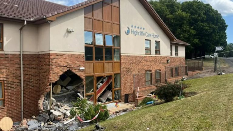 Sunderland’da Bakımevine Araç Çarptı: İki Yaşlı Kadın Hayatını Kaybetti