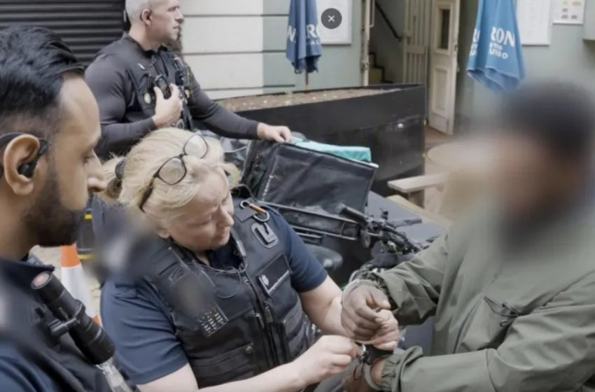 İngiltere’de Yasadışı Çalışan Göçmenlere Yönelik Baskınlarda 21 Kişi Tutuklandı