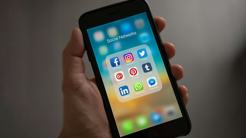 İngiltere’de İletişim Krizi: Telefon Şebekeleri Çöktü, Acil Hattı 999 da Etkilendi