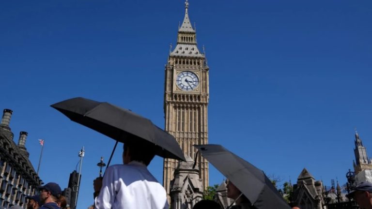 İngiltere Resmi Tatile 30 Derece Sıcaklıkla Giriyor