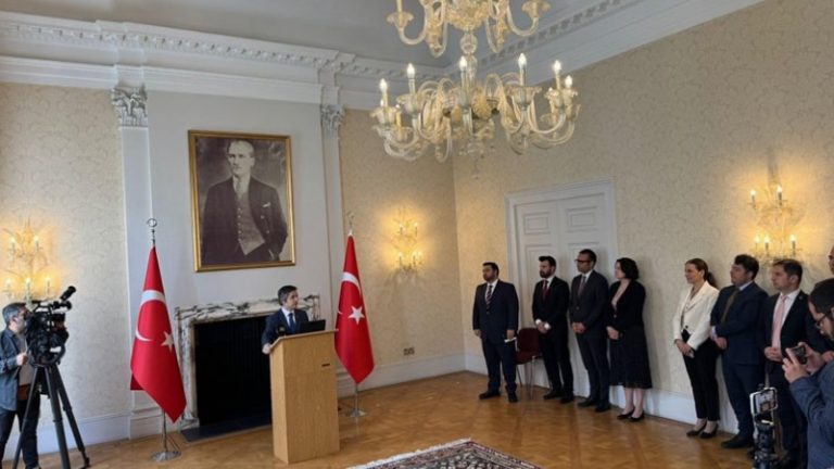 Londra Büyükelçiliği’nde 15 Temmuz Anması: “Bu Sınavı Alnımızın Akıyla Geçtik”