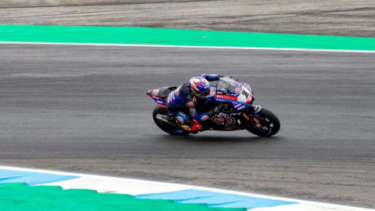 Toprak Razgatlıoğlu İngiltere’de Tarih Yazdı: Üçte Üçlük Zafer Serisi