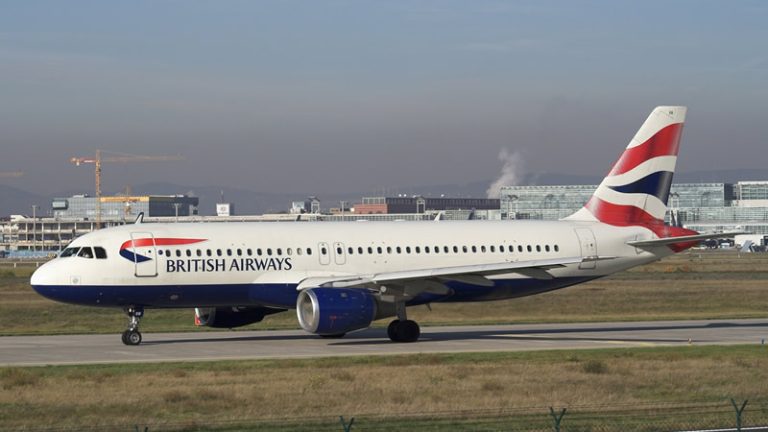 Londra’ya Gelen Uçuş Görevlisi Uçakta Çıplak ve Uyuşturucu Etkisi Altında Yakalandı