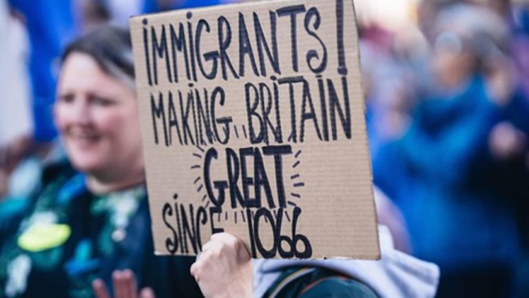 Falkirk’te Göçmen Karşıtı ve Irkçılık Karşıtı Gruplar Karşı Karşıya Geldi