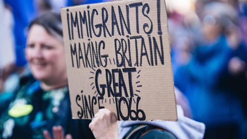 Falkirk’te Göçmen Karşıtı ve Irkçılık Karşıtı Gruplar Karşı Karşıya Geldi