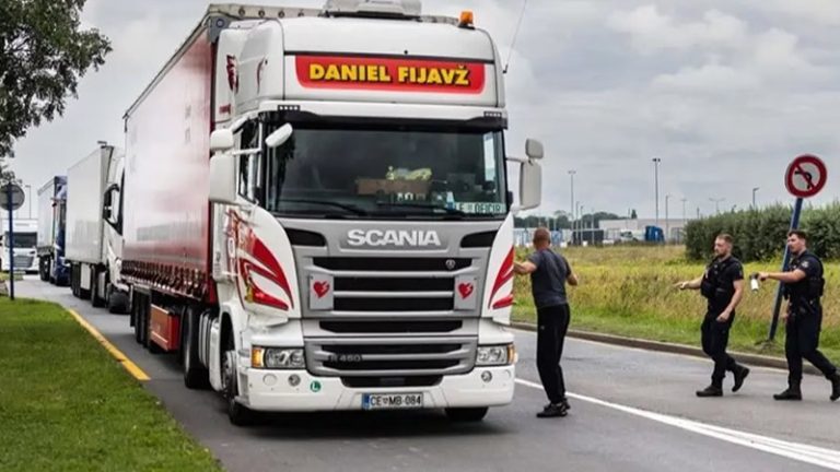 Fransa’dan İngiltere’ye Soğutmalı Kamyonda Geçmeye Çalışan 15 Göçmen Kurtarıldı