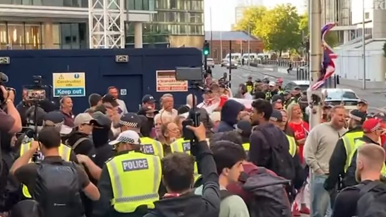 İngiltere’de Hafta Sonu Protestoları İçin 3 Bin Polis Görev Yapacak