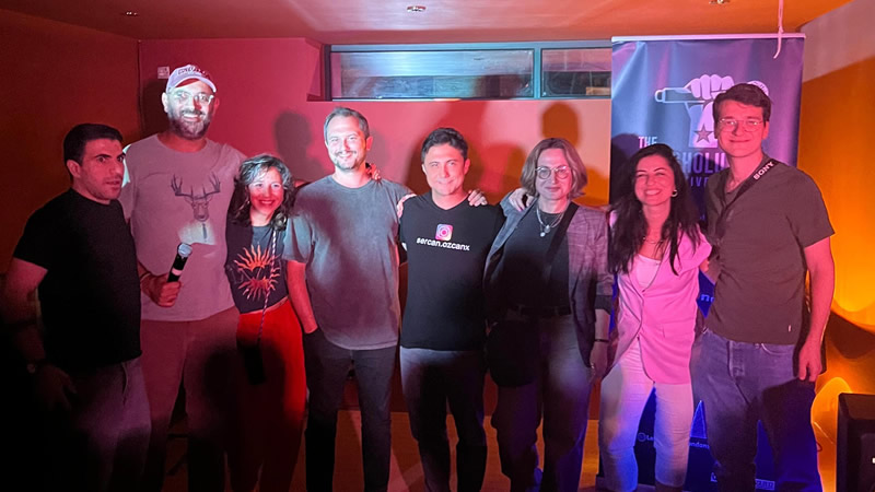 Laugholution Komedi Kulübü’nden Türkçe Açık Mikrofon Gecesi