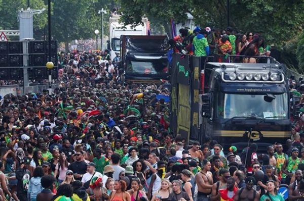 Notting Hill Karnavalı Sona Erdi: İki Bıçaklı Saldırı ve 400’ün Üzerinde Gözaltı