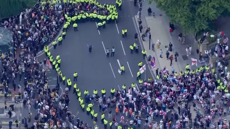 Londra’daki Müslümanlara Tommy Robinson Mitingine Karşı ‘Temkinli Olma’ Çağrısı