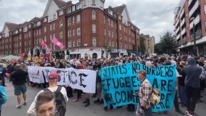 Londra’da Göçmen Oteli Önünde Karşıt Gruplar Karşı Karşıya Geldi: 9 Gözaltı