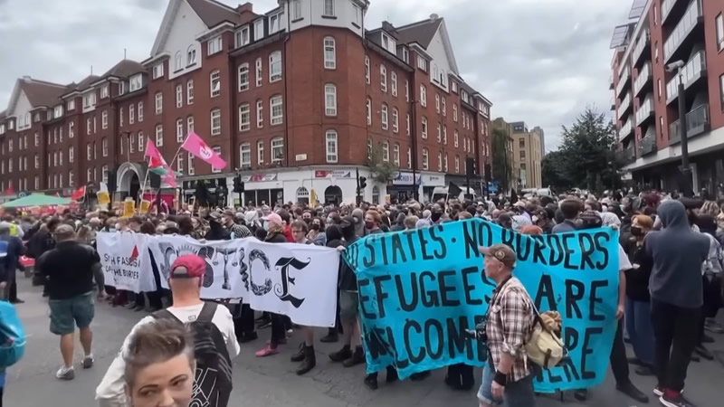 Londra’da Göçmen Oteli Önünde Karşıt Gruplar Karşı Karşıya Geldi: 9 Gözaltı