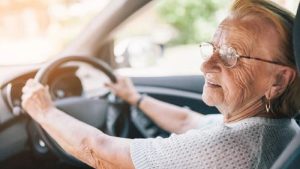 İngiltere’de Göz Muayenesinden Geçemeyen 70 Yaş Üstüne Araç Kullanma Yasağı Getiriliyor