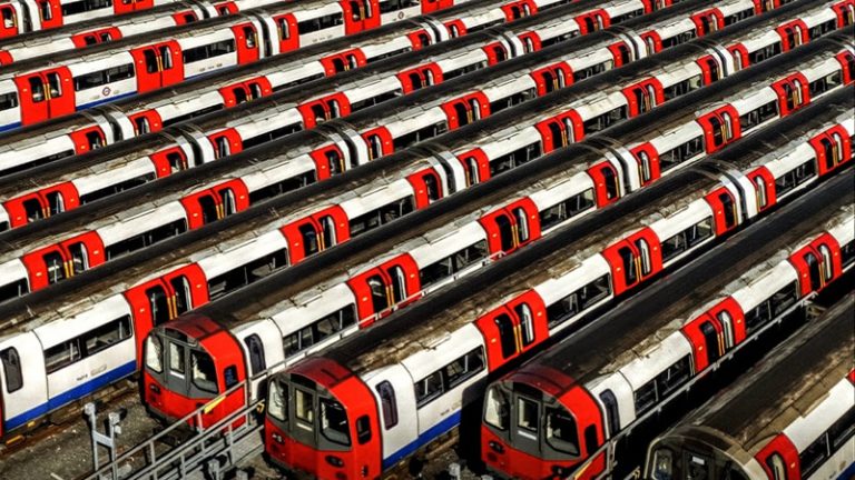 Londra metro trenlerine 250 bin sterlinlik grafiti hasarı veren bir kişi tutuklandı